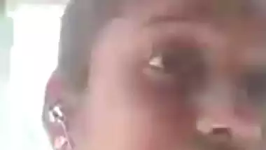 Slim married Tamil wife sharp boobs showing viral MMS