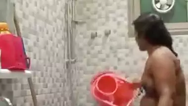 Desi aunty bathroom selfie Video