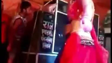 Indian dancer caught flashing tits outdoor for lovers in Desi mms video