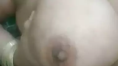 Bhabhi holding milky boobs in Pakistani solo nude clip