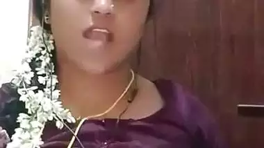 Telugu Chamet girl shows big laddoos on live chat