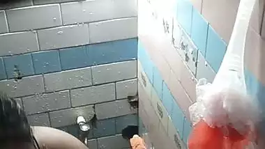 Chubby MILF bathing caught by neighbor viral MMS