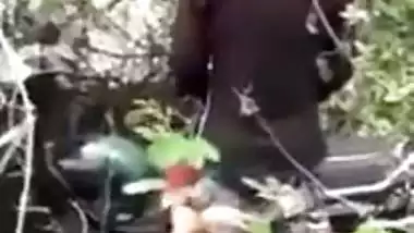 Nepali couple’s outdoor xxx video on a bike